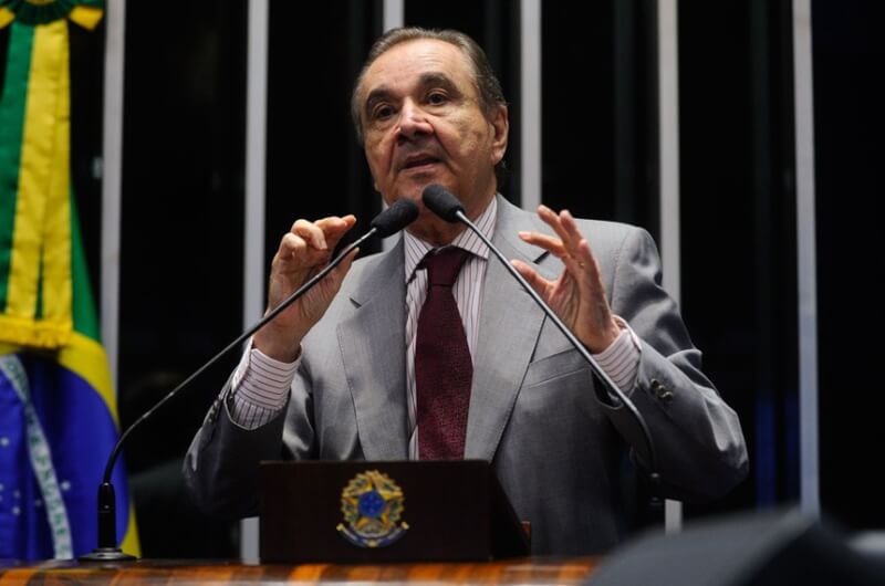 Agripino anuncia decreto que levará milho da Conab para o Nordeste.