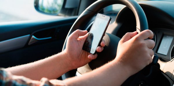 Aprovado texto que aumenta punição para uso de celular ao volante.