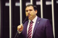 Beto emite sinais de distância com Robinson.