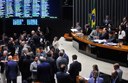 Medida permitirá que sete mil profissionais permaneçam no país, texto segue para votação no Senado. Câmara dos Deputados aprova prorrogação do Mais Médicos por três anos!