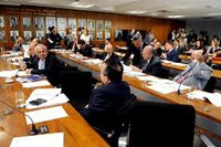 CCJ aprova PEC que permite a brasileiro no exterior votar para deputado federal.