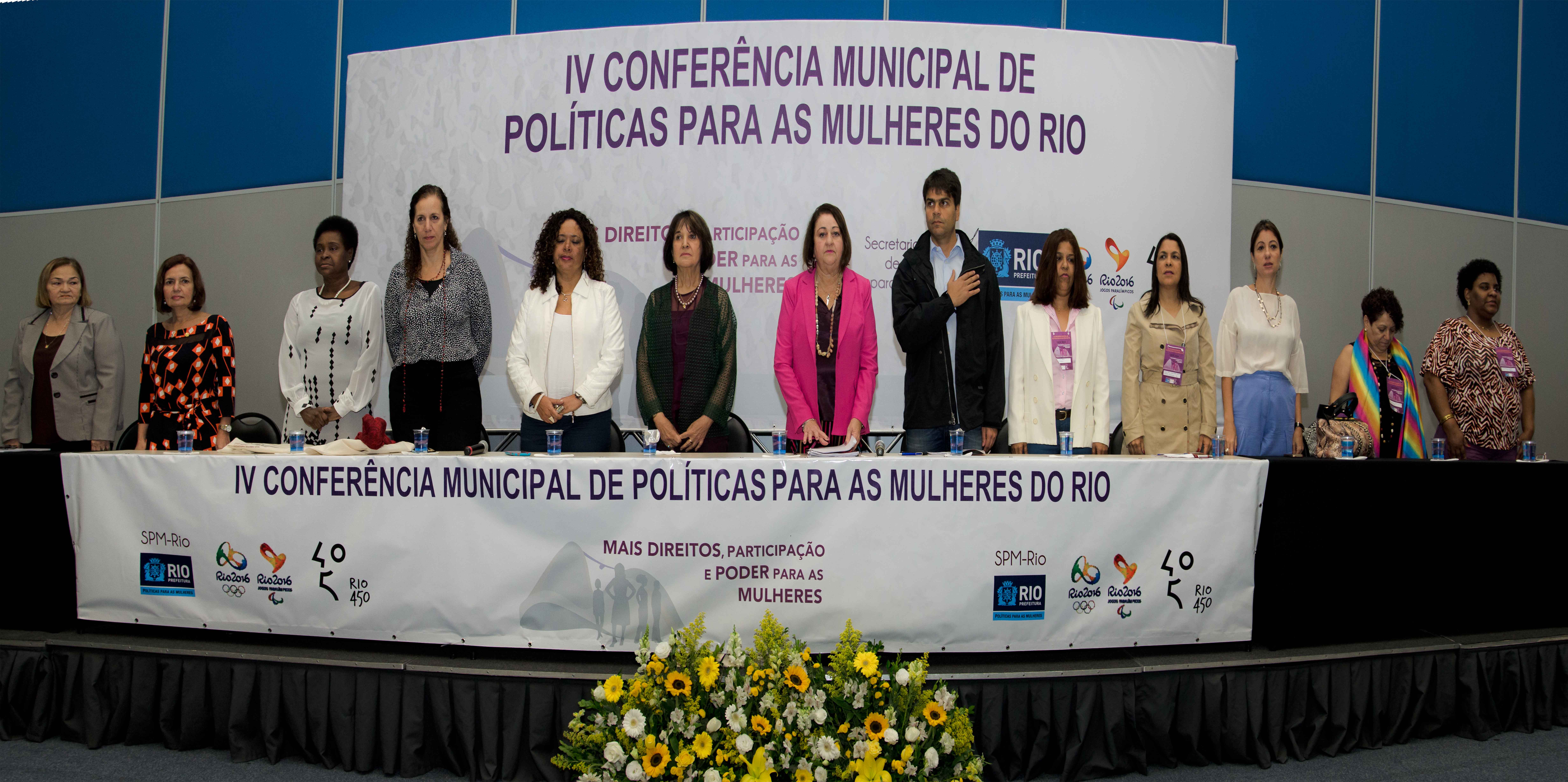 Conferência sobre a mulher discute mais direitos e participação na política.