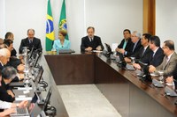 De olho em ajuste fiscal, Dilma reúne ministros e parlamentares no Planalto!