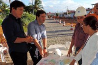 Governador visita obras de esgotamento sanitário no bairro Pitimbu em Natal.