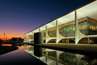 Governo Federal busca apoio de elite empresarial para conter crise.