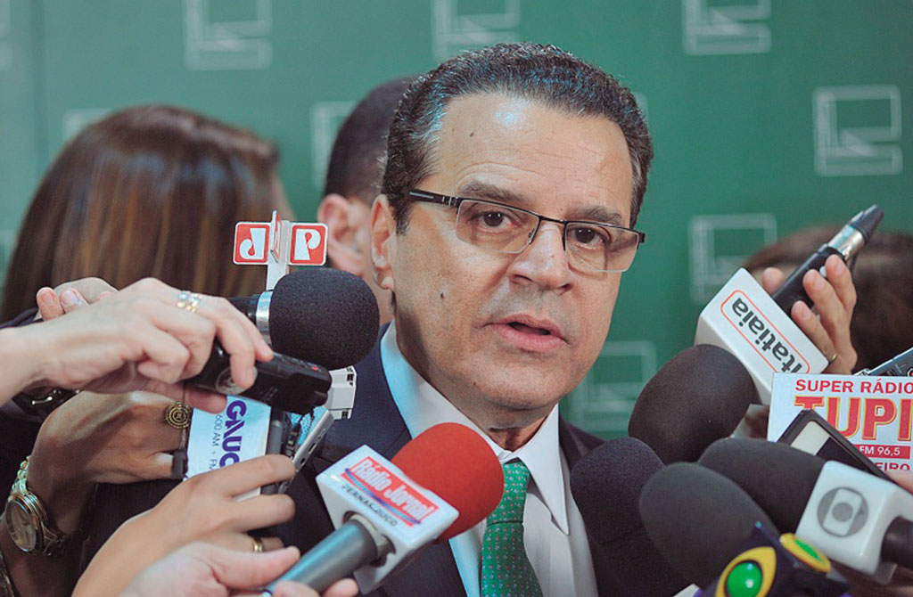 Polícia Federal apreende documentos no apartamento de Henrique Alves.