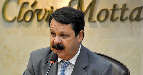 Ricardo Motta solicita benefícios para crianças com microcefalia.