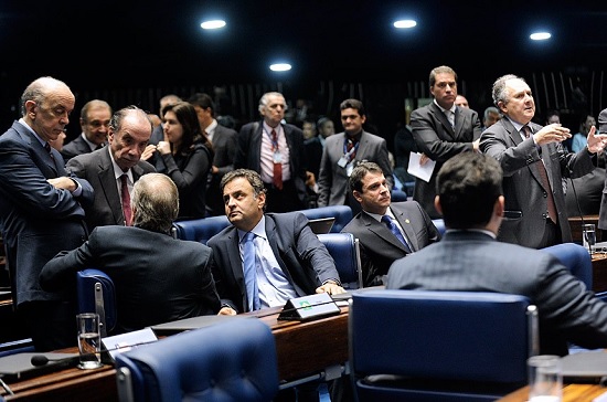 Senado adia votação da proposta que obriga candidatos à reeleição a renunciarem ao cargo.