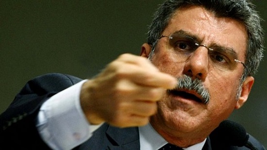 Senador encaminha pedidos de expulsão de ministros do PMDB.