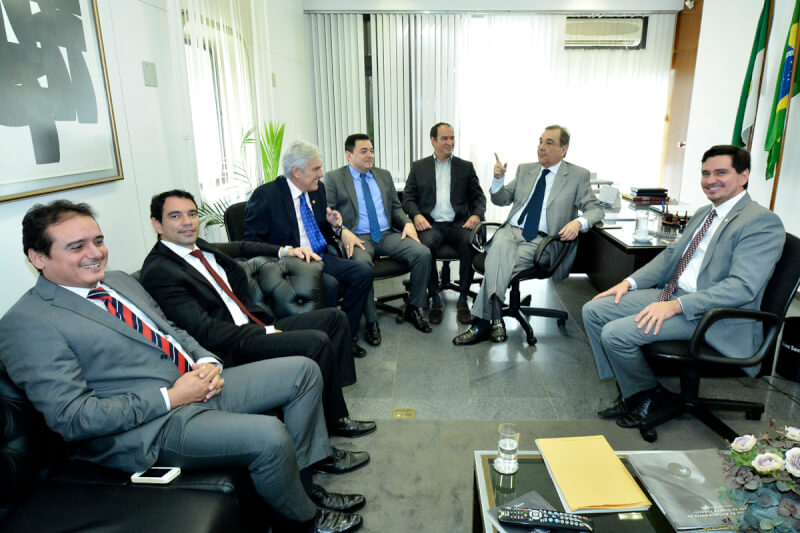 Senador José Agripino recebe cerca de 50 prefeitos do RN para debater emendas parlamentares.